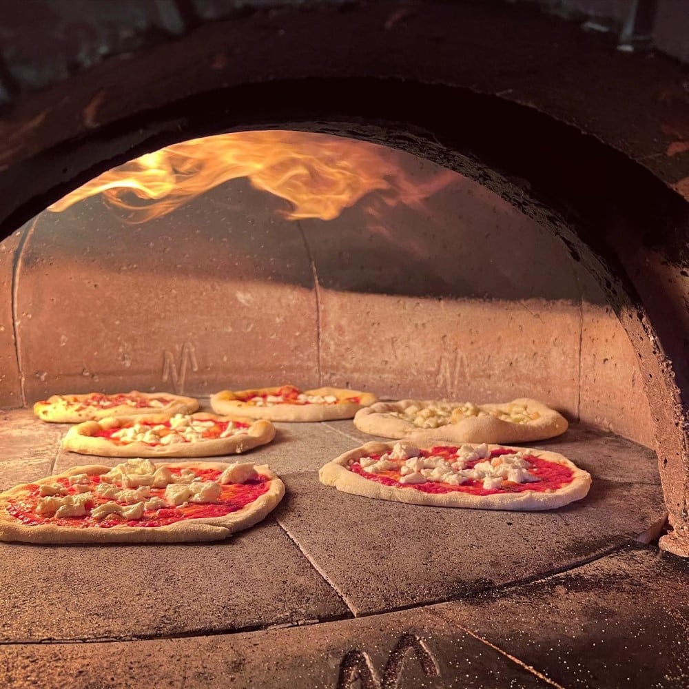 mai multe pizzza bagate la copt in cuptor