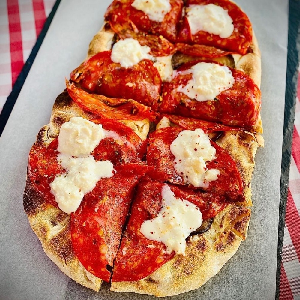 pinsa cu salam picant și burrata la Cannoleria unde mâncăm pinsa în București
