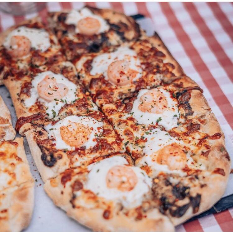 Pinsa cu creveti de la Cannoleria unde mâncăm pinsa în București