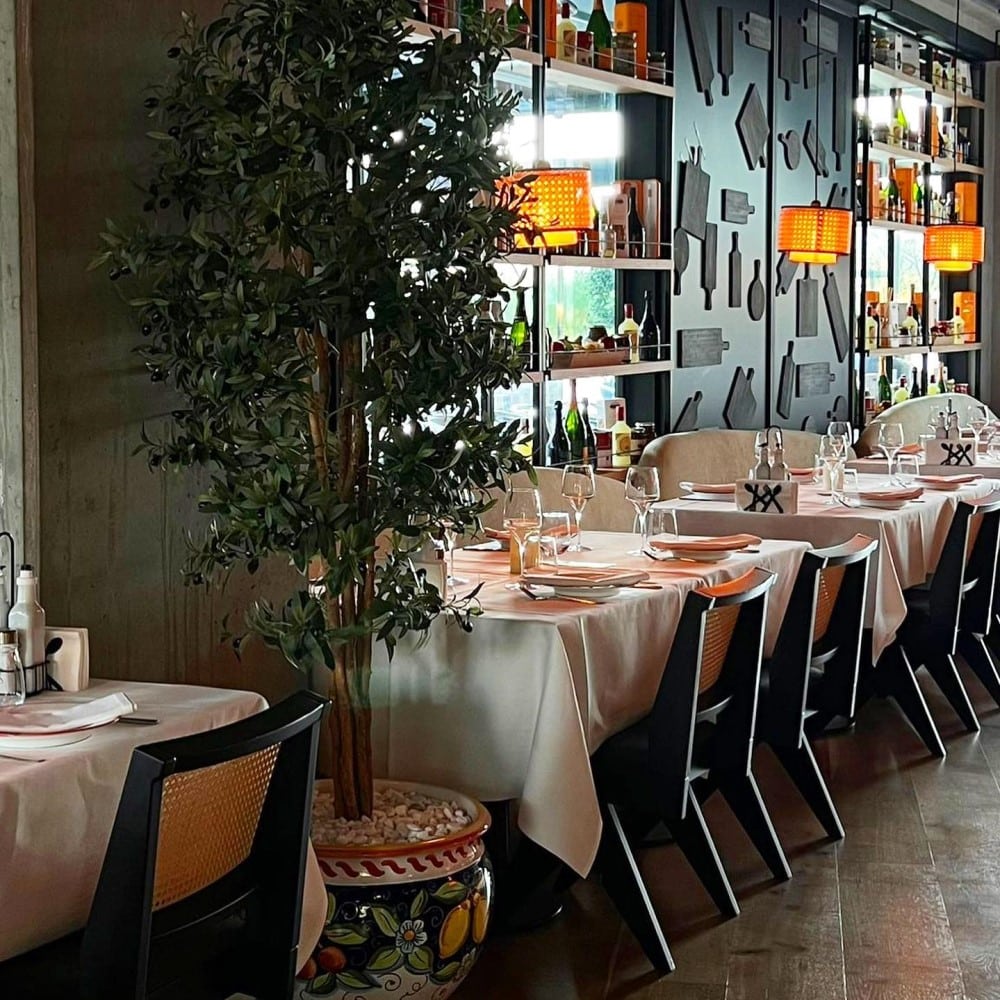 Imagine din interiorul restaurantului Treevi Pizza & Gin Bar