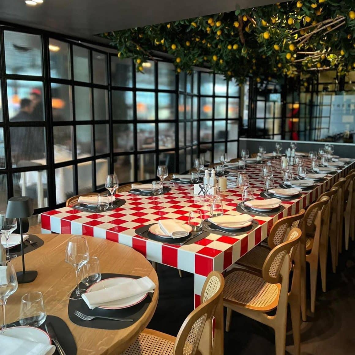 Imagine din interiorul restaurantului Treevi Pizza & Gin Bar