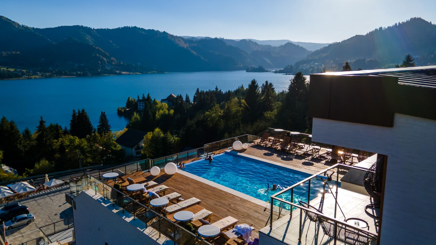 Resortul Panoramic Colibita, cu piscina exterioara. Piscină l amunte