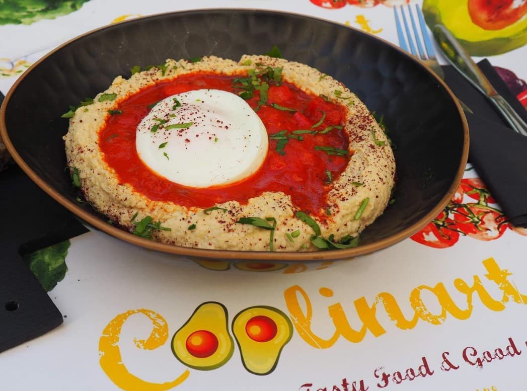 shakshuka cu hummus