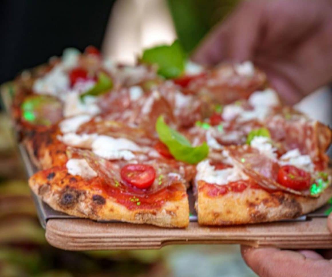 Pizza cu rosii, branza si busuioc