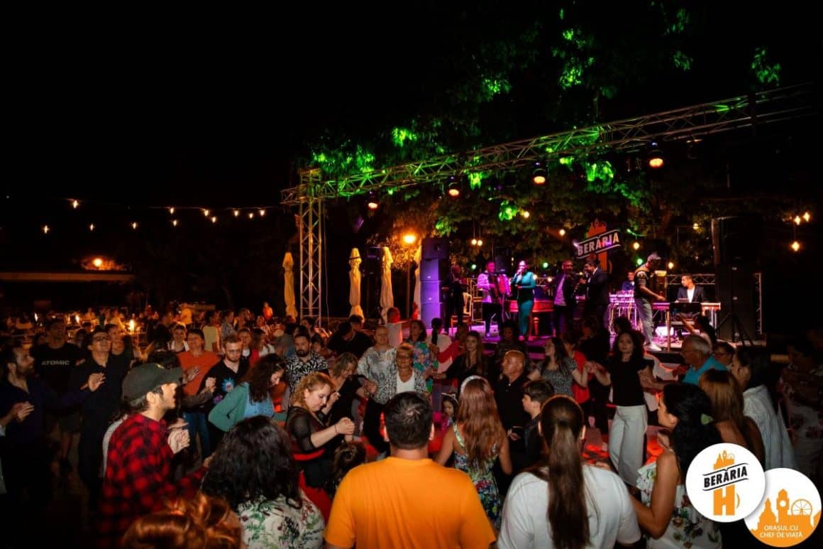 scena restaurantului beraria H este inconjurata de tineri care participa la un concert