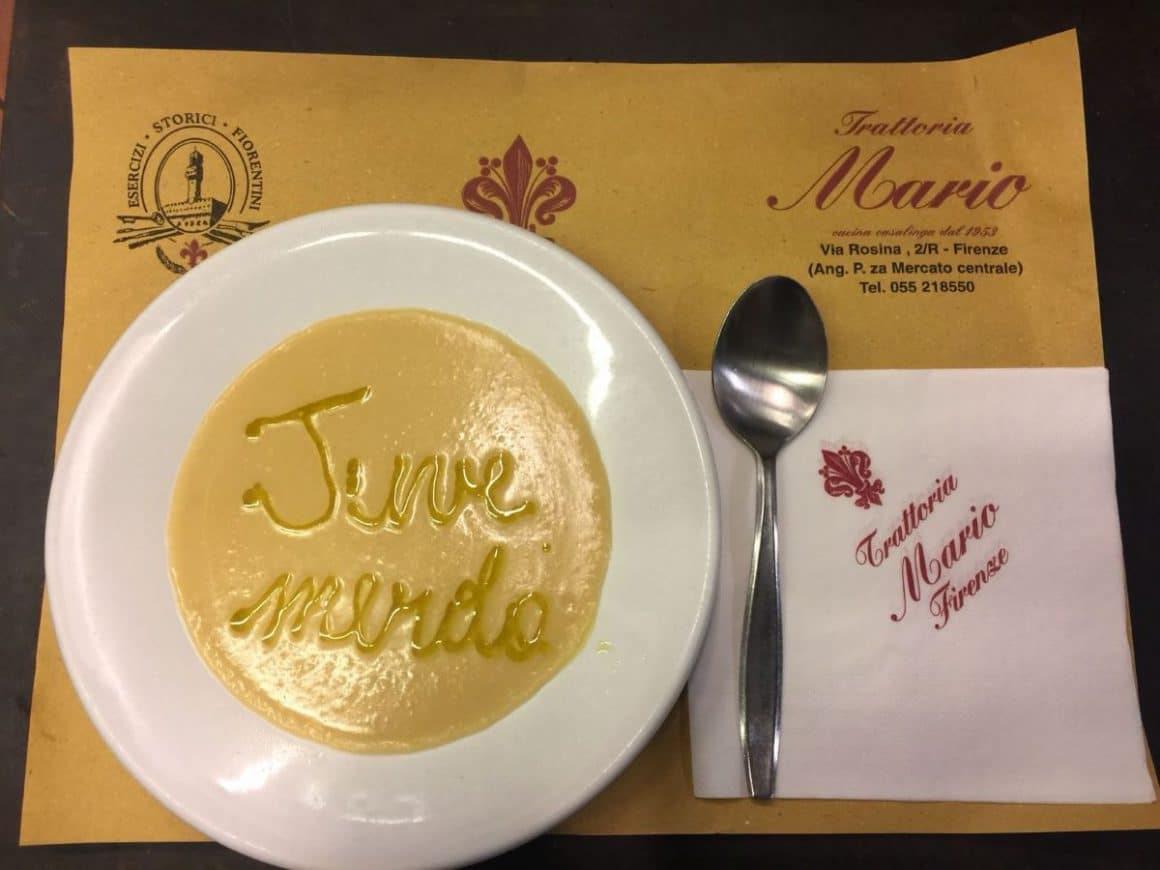 o farfurie de supa cu o lingura si un servetel langă ea