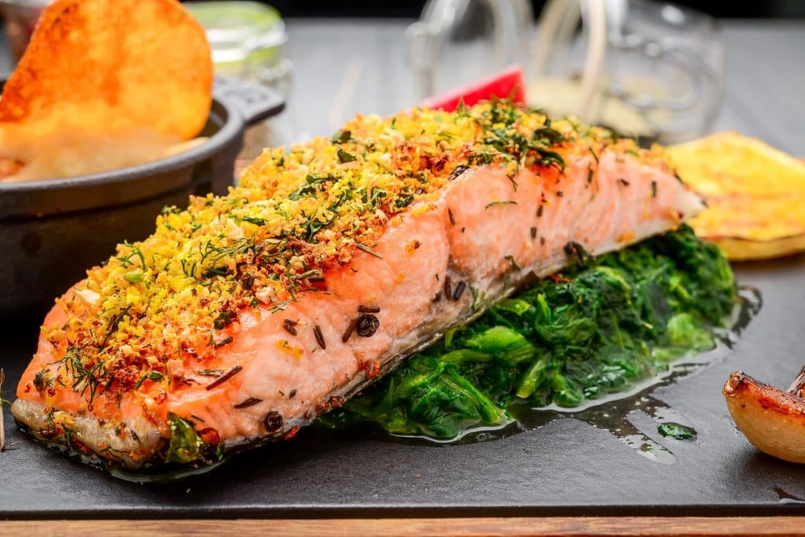 Somon la cuptor, în crustă crocantă