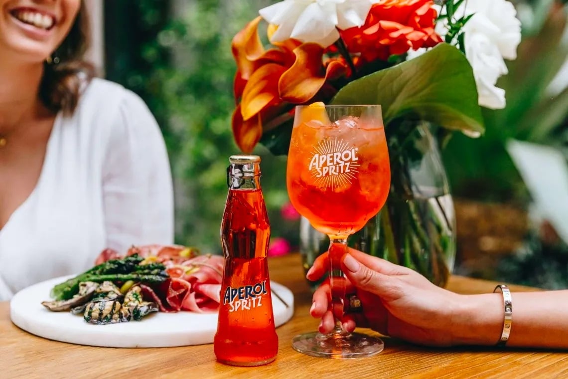 Aperol spritz ready to serve. Băuturi alcoolice light