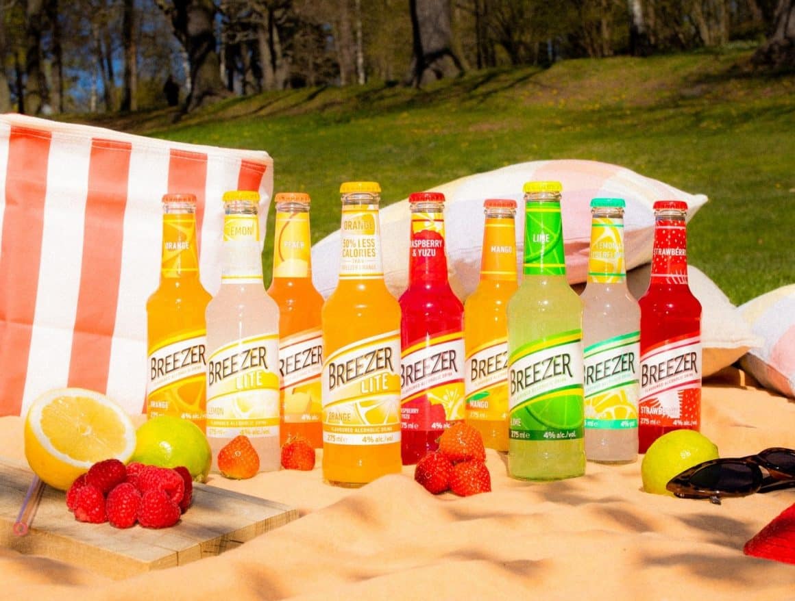 Mai multe sticle de Bacardi Breezer, in diverse arome. Băuturi alcoolice light