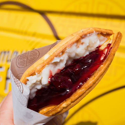 waffles de la Famous Waffles, street food în Bucurețti