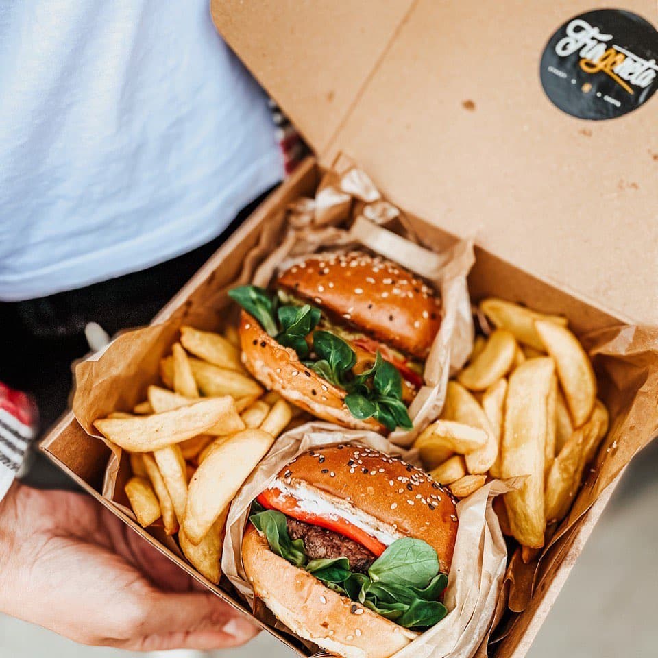 2 Burgeri cu cartofi prajiti, in cutie de carton, de la Furgoneta. Street food în Bucureti