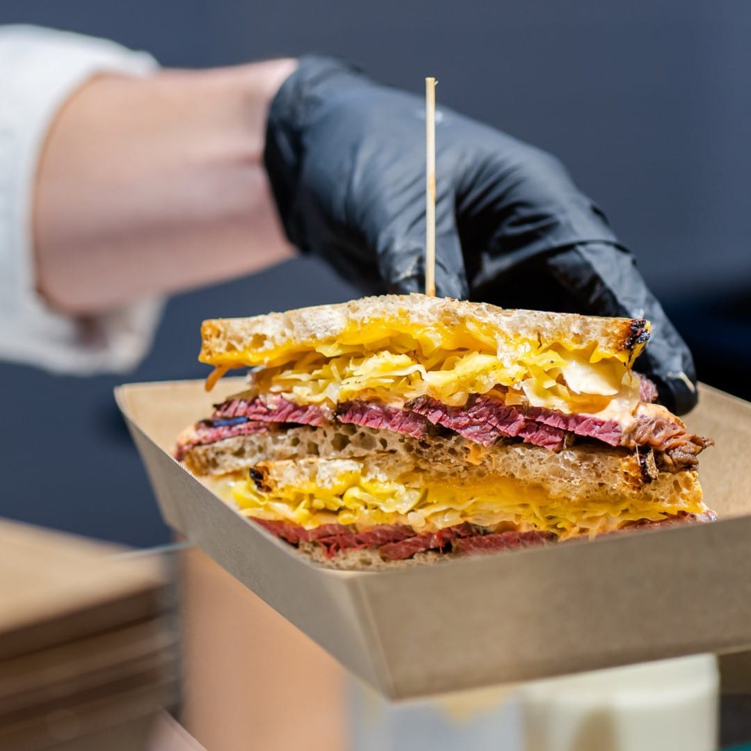sandvis Reuben de la GrabIT Pastrami, street food în București