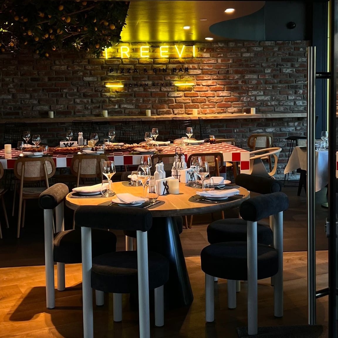 Imagine din interiorul restaurantului Treevi Pizza & Gin Bar