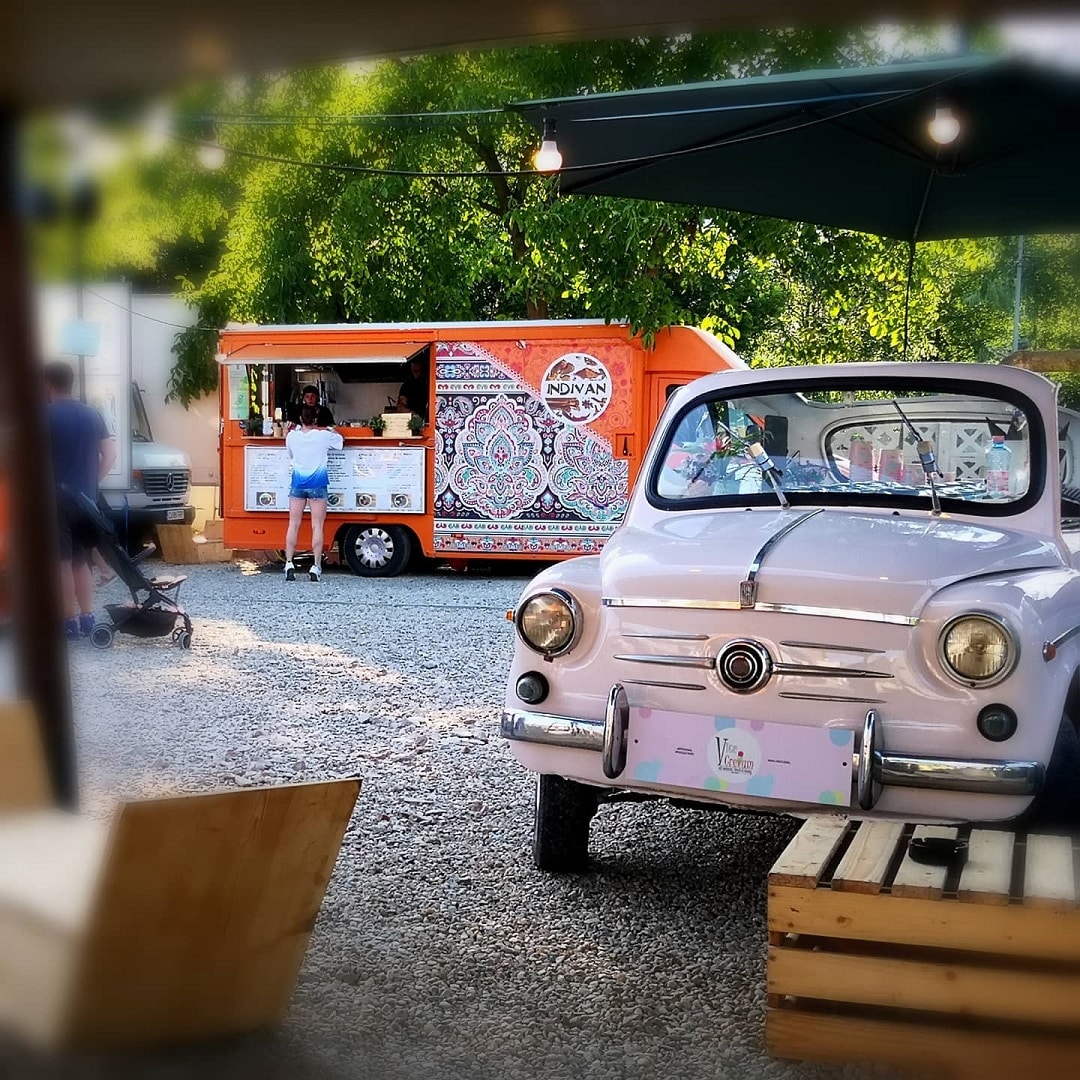 camioneta de food truck Indie Van, iar in prim plan un trabant vechi