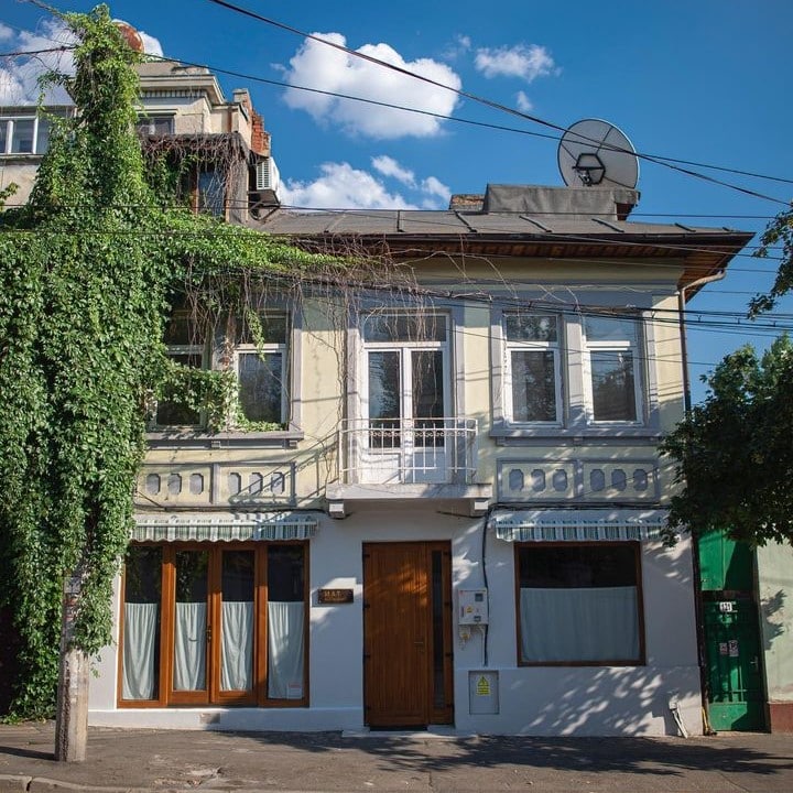 Restaurant MAT București, aflat la parterul unei cladiri interbelice