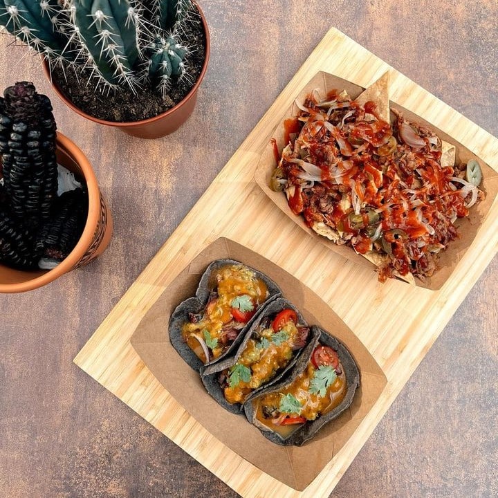 2 cutii din carton pline cu tacos si pulled pork de la Nahuas, din cadrul Kraft Market. Street food în București