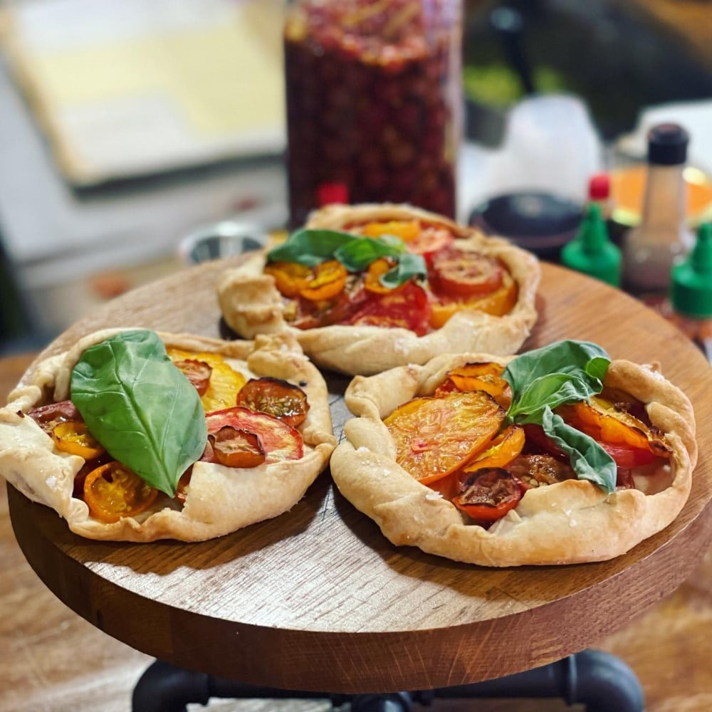 mini galette cu rosii de la Pickles Bucuresti