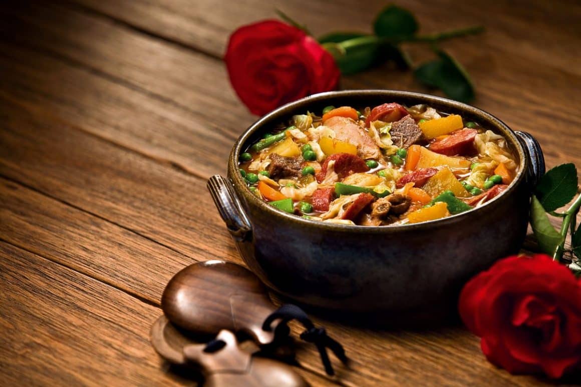 o portie de Puchero – tocană de carne și legume,o tocana tipica insulei Tenerife