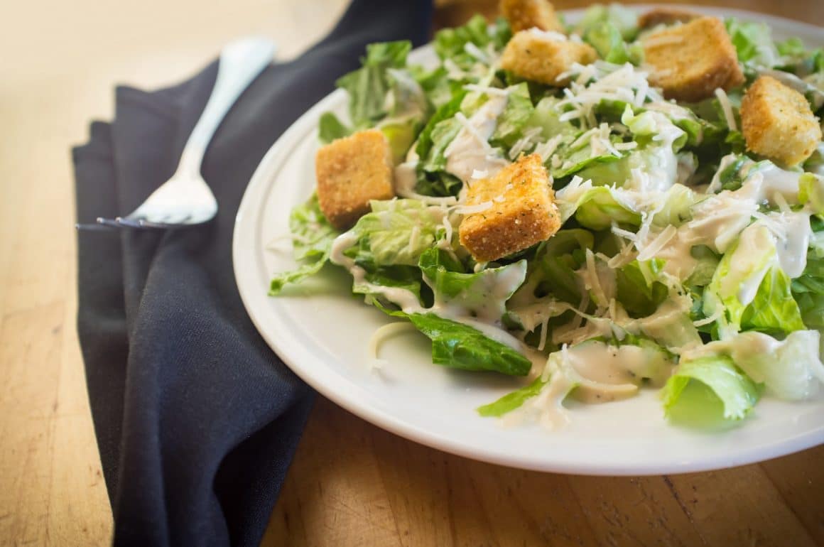 Fresh organic caesar salad with grated asiago cheese. Rețete fără foc