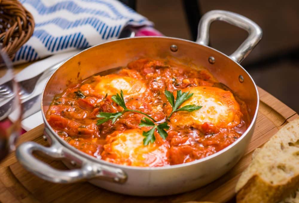 Skasshuka in cratita din inox, cu sos de rosii si patrunje, la restaurant Aubergine București