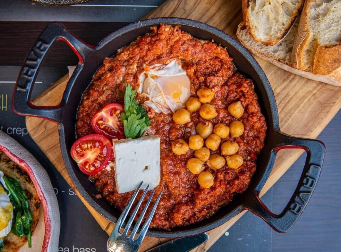 Skasshuka cu oua, naut, rosii, branza si patrunjel la restaurant Pio Bistro. Unde mâncăm shakshuka în București