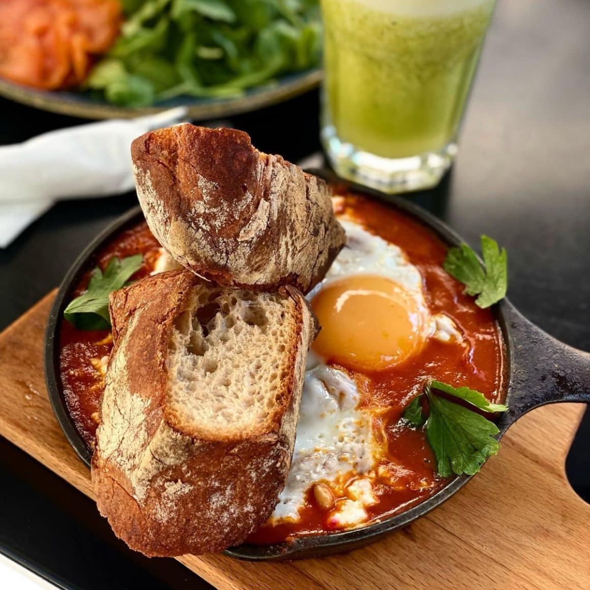 farfurie de Shakshuka de la Frudisiac, servita in bol cu paine toast. Unde mâncăm shakshuka în București