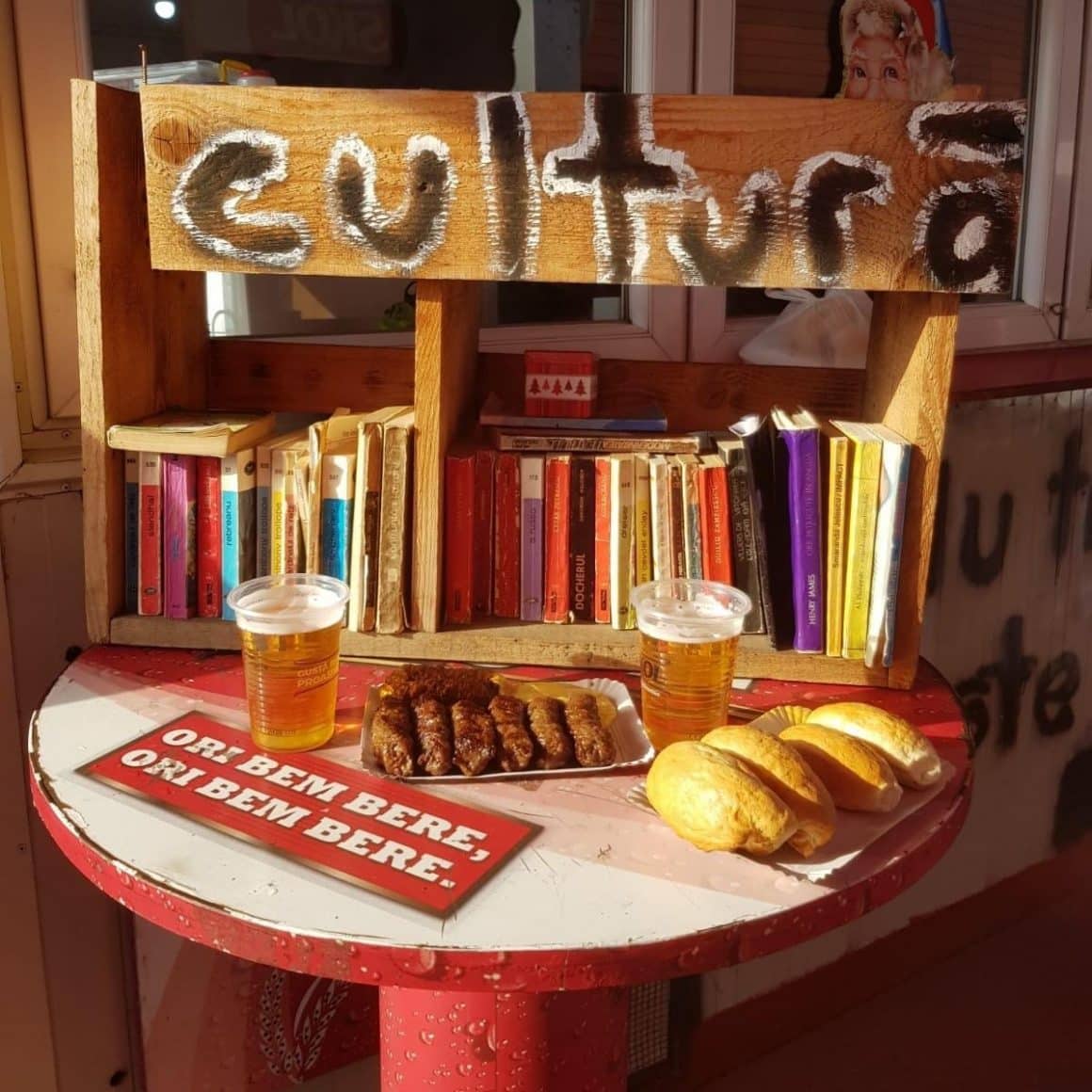 ma cu 2 pahare de bere si mici de la terasa Obor