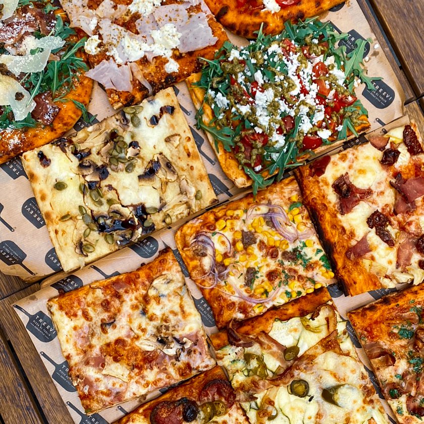 Mai multe sortimente de pizzza la felie