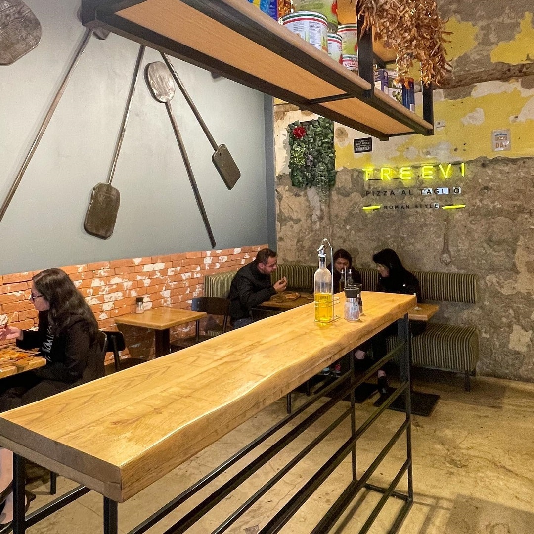 Mai multi omeni iau masa in restaurant la Treevi Pizza Al Taglio