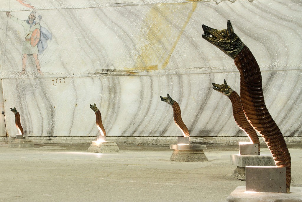 Statui in forma de lup, emblema steagului dacic, la Salina Slănic Prahova, una din salinele din România