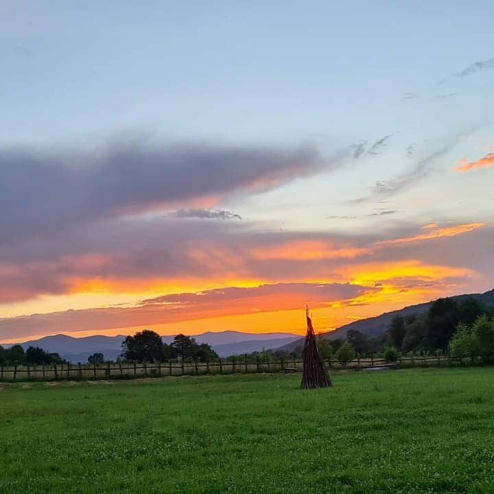 pajiste d emunte fotografiata la apus la  la camping Cheile Rașnoavei