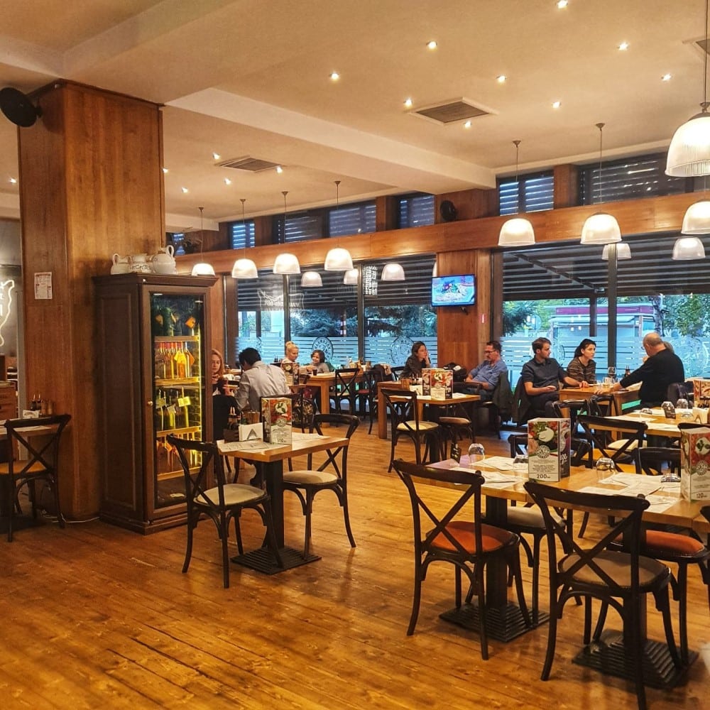 Mai multi oameni iau masa la restaurant Vacamuuu din FLoreasca. top steahouse din București