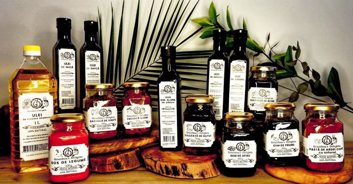 mai multe produse tradiționale sunt asezate pe rondele de lemn cu frunze decorative 