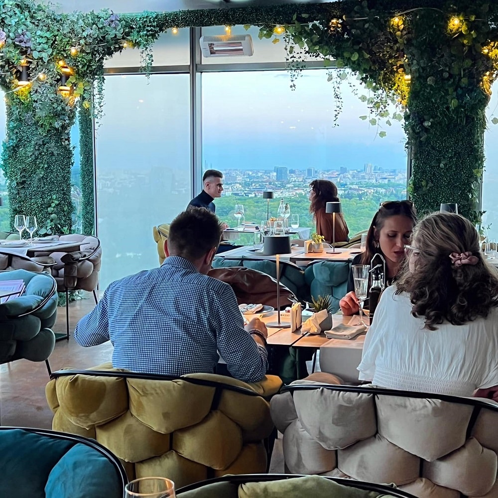 terasa deschisa de la 18 Lounge