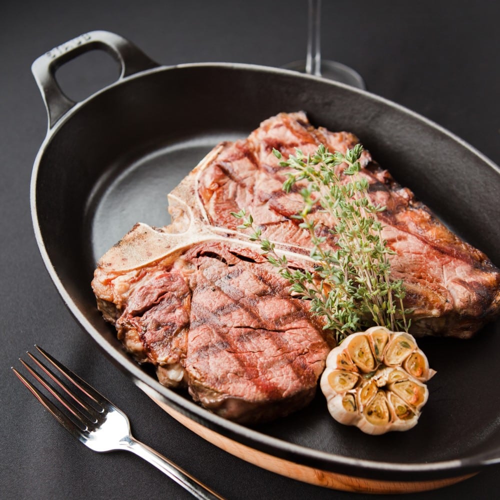 steak de vita cu usturoi, in tava de fonta, la JW Steakhouse București