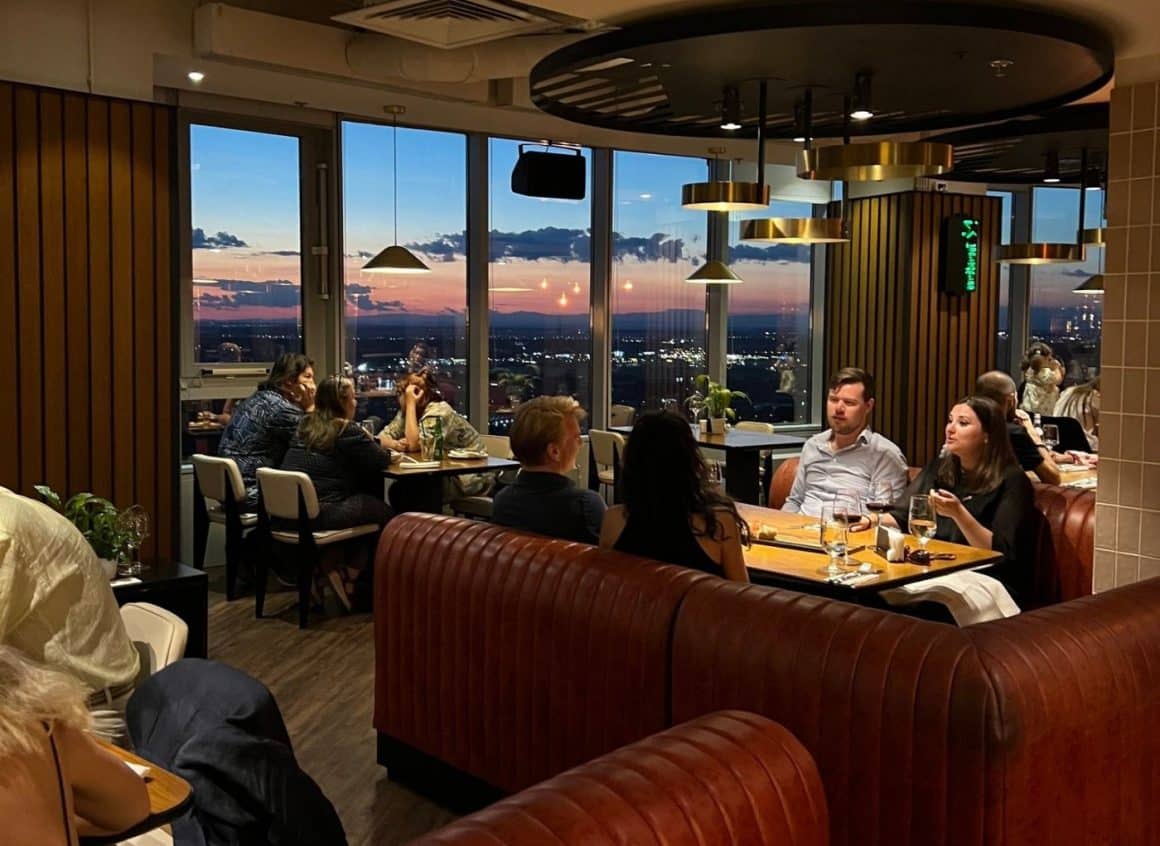 oameni care iau masa la restaurant NOR SKy Casual Bucuresti. Restaurante cu muzică live