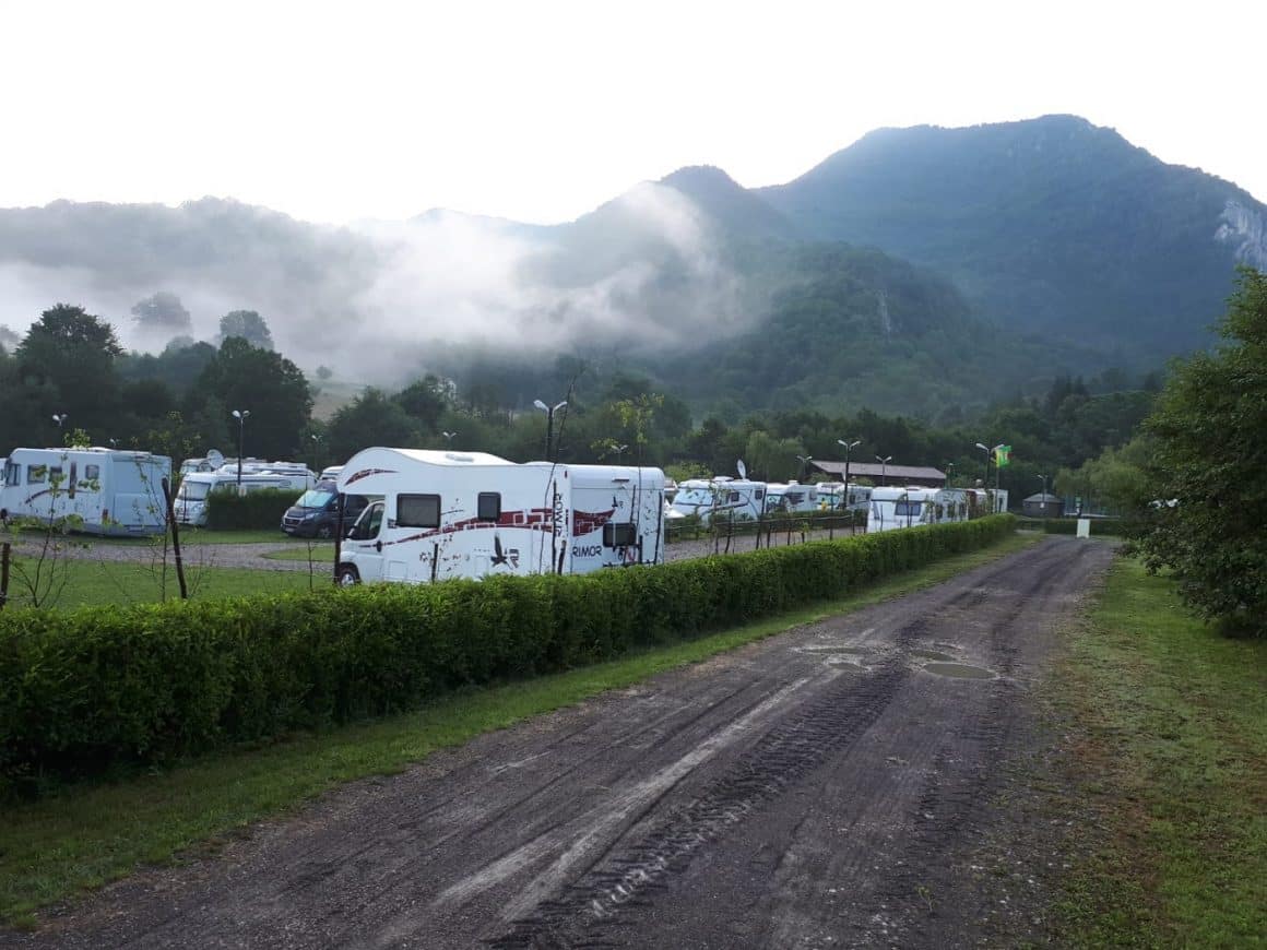 mai multe rulote in campingul de la  la camping Cheile Rașnoavei. Vacanță cu rulota