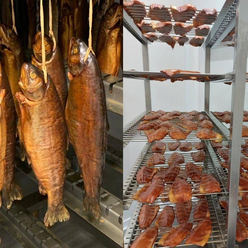 mai mulță păstrăvi sunt atarnati intr-o afumătoare