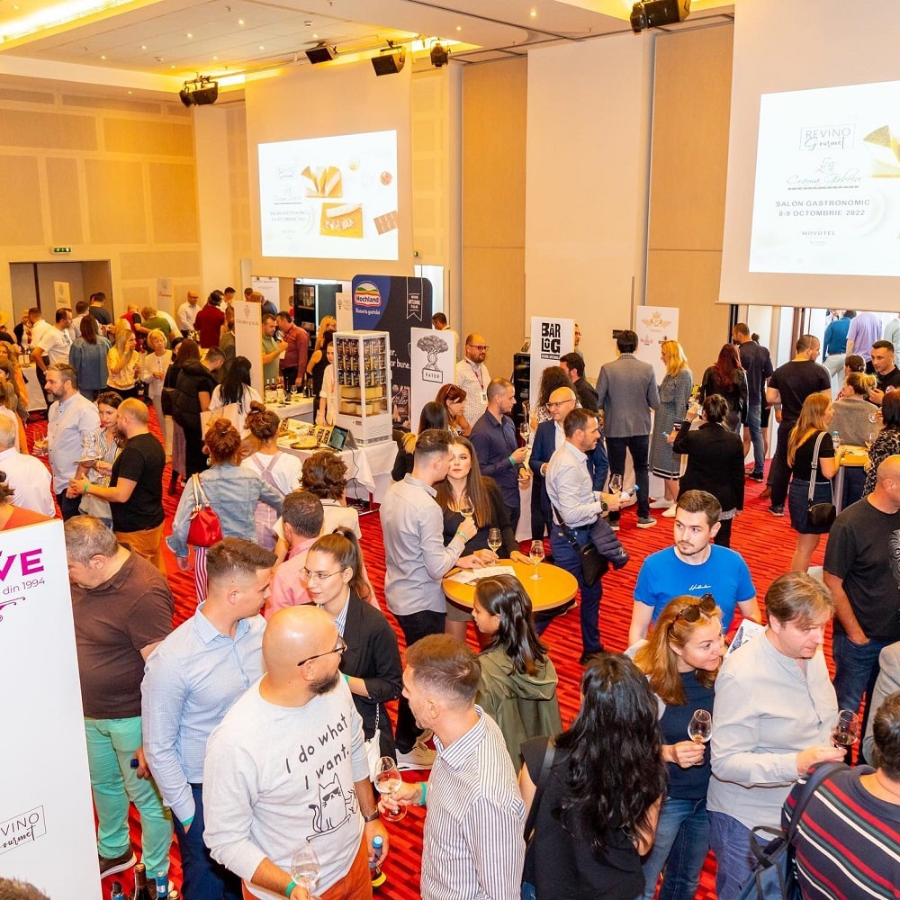 imagine de ansamblu de la salonul Revino, expozitie de vinuri. Târguri gastronomice de toamnă