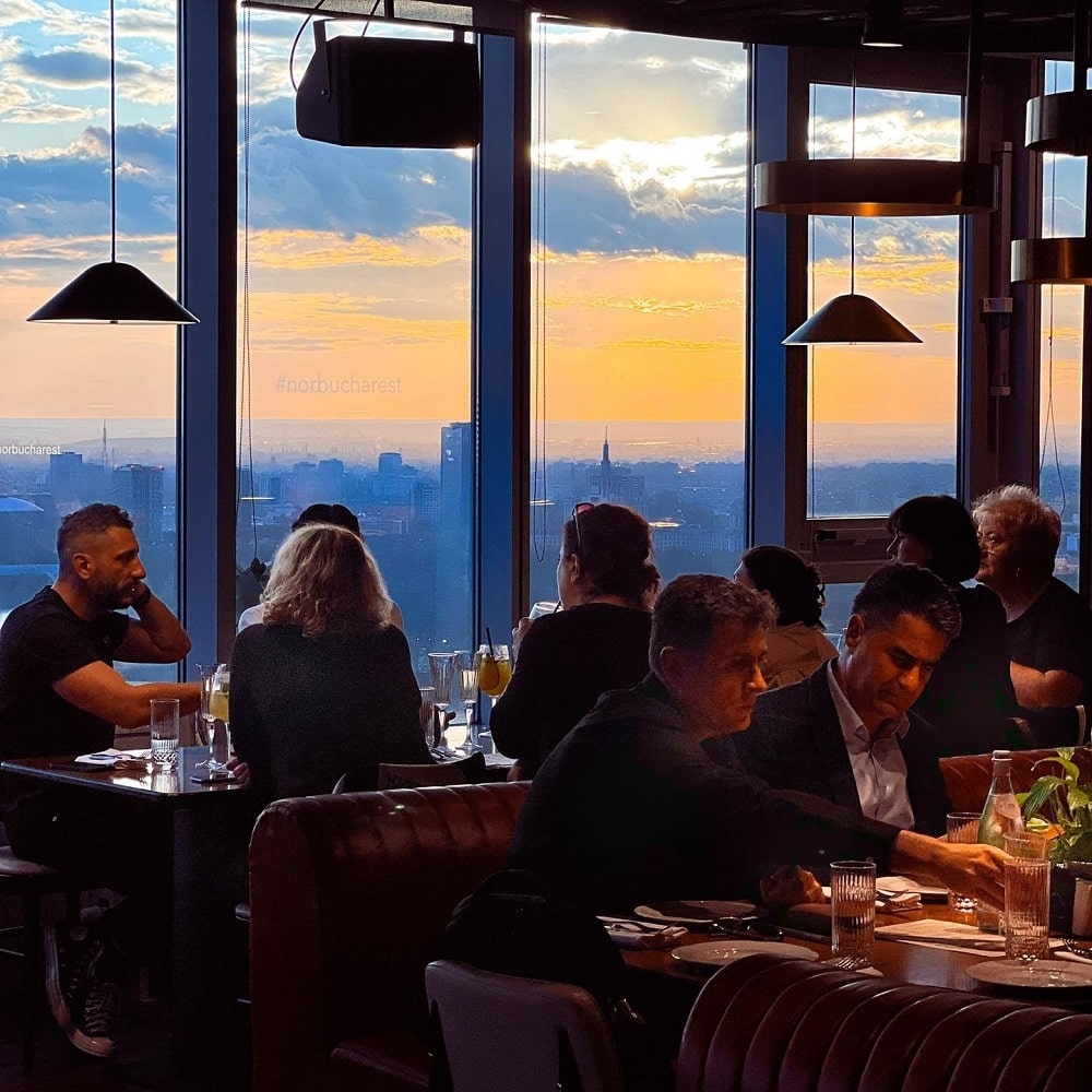 oameni care iau masa la restaurant NOR SKy Casual Bucuresti