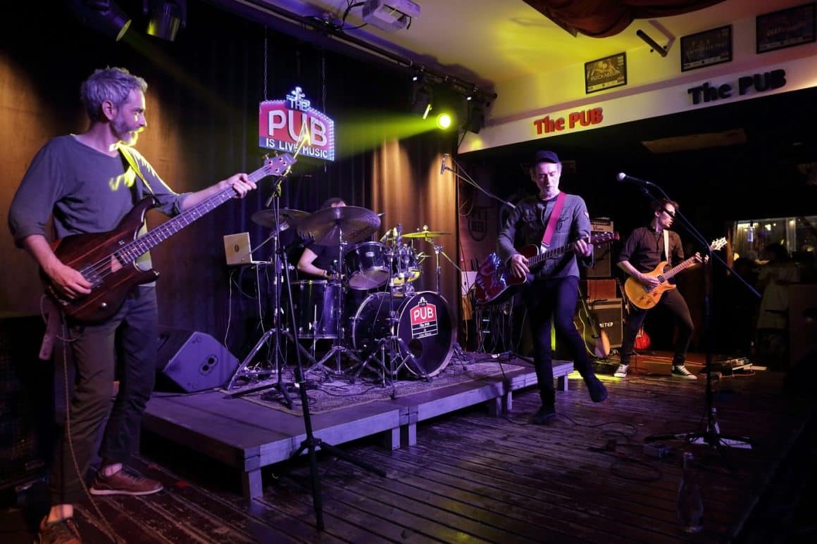 concert live la The Pub Universitatii - restaurante cu muzică live