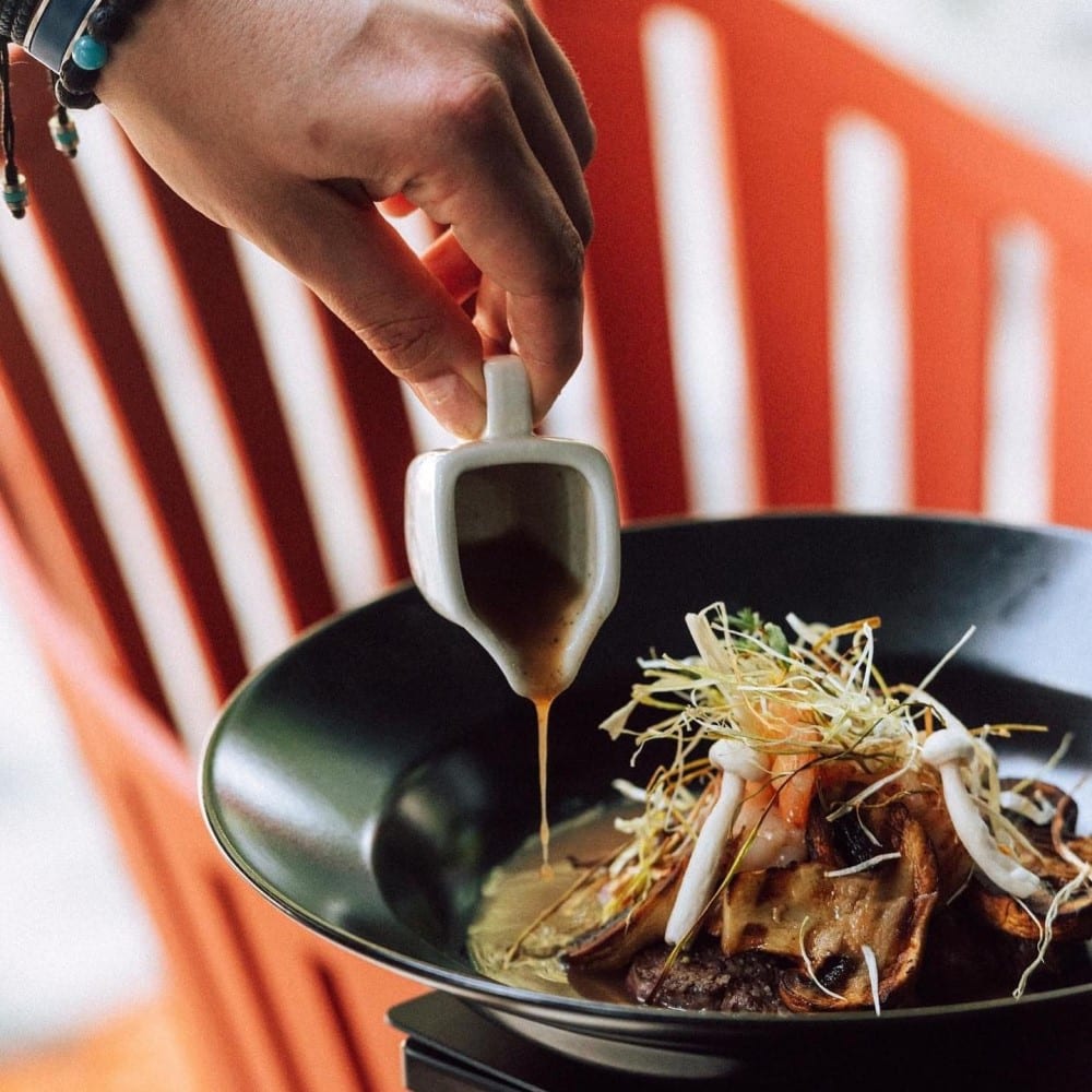 friptura de vita cu ciuperci si sos de la Heat restaurant București