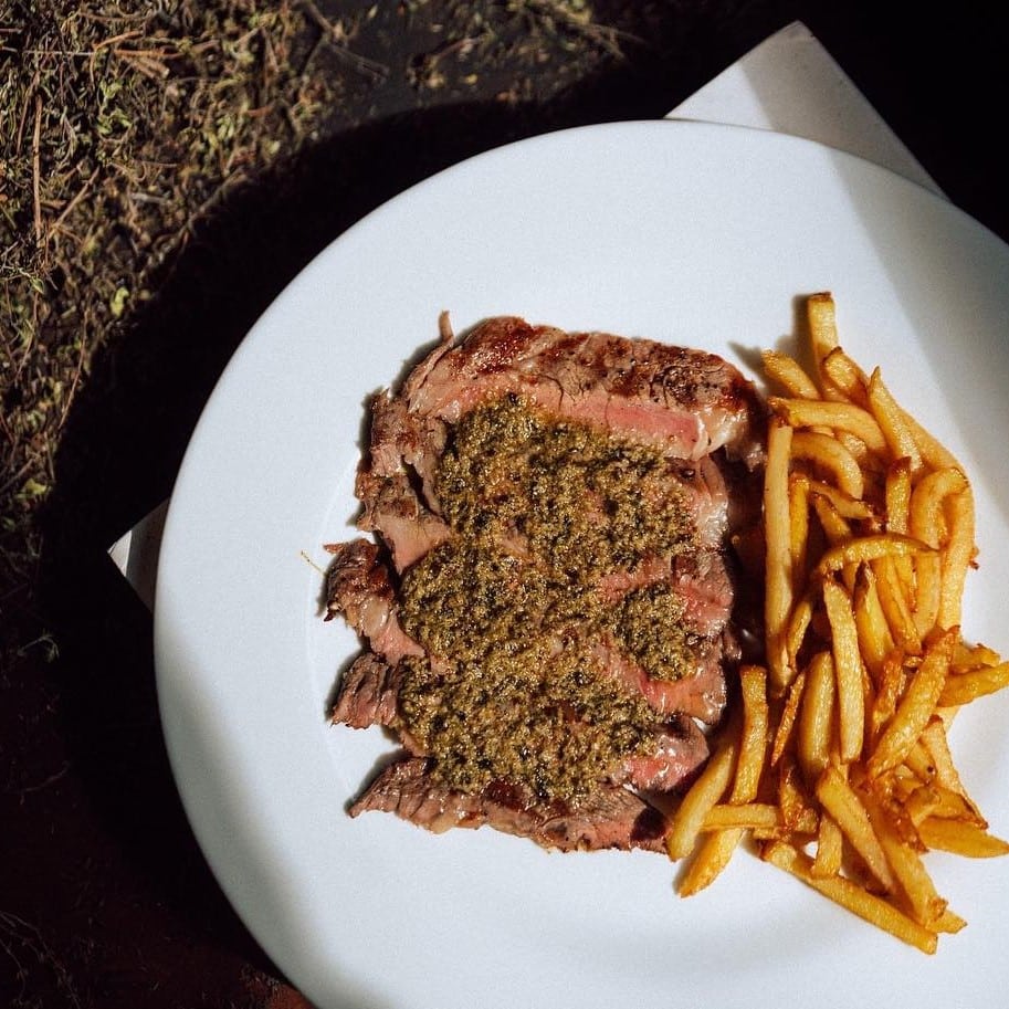 steak de vita cu sos si cartofi prajiti de la Heat restaurant top steakhouse din București