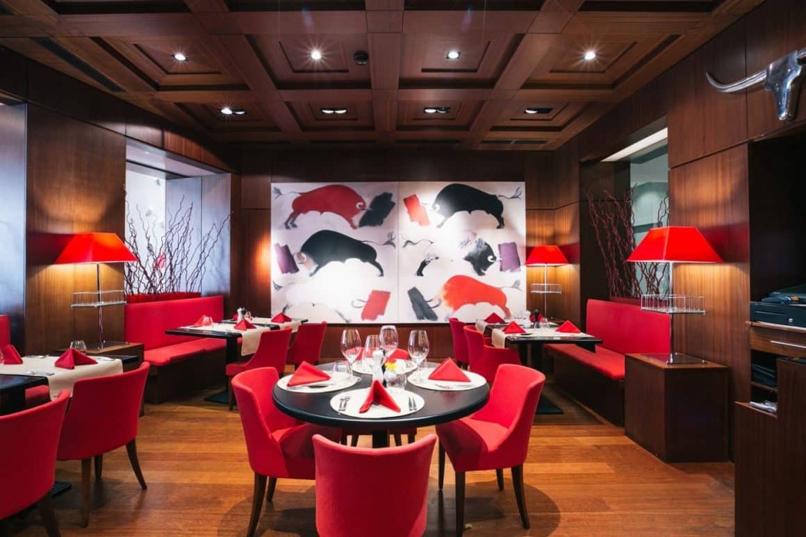 interiorul elegant al restaurantului Barbizon Steak House din București