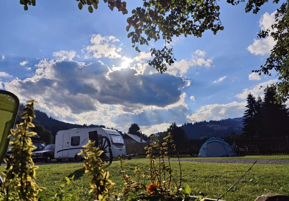 rulota la Camping De Vuurplaats, lod de vacanță cu rulota la munte în România