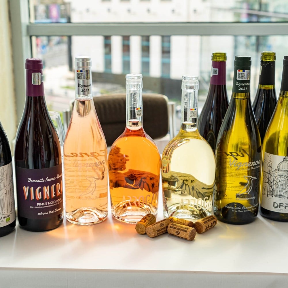 mai multe sticle diferite de vinuri alb, rose sau rosu