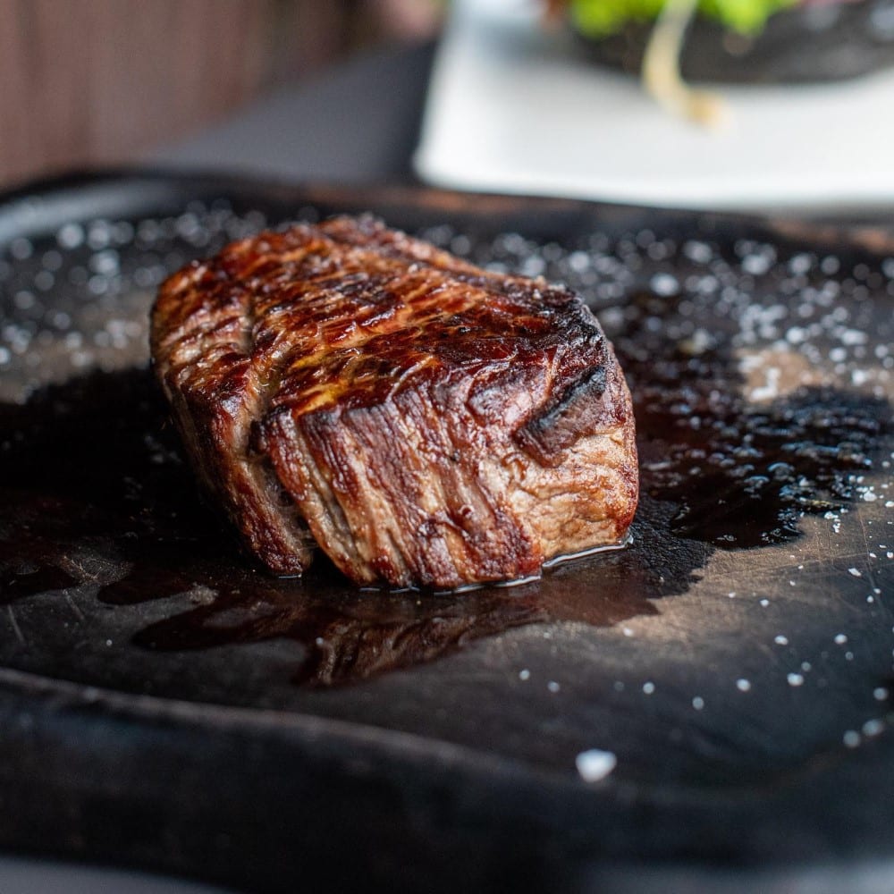 bucata de friptura de vită de la Ferma Baciu, steakhouse din București