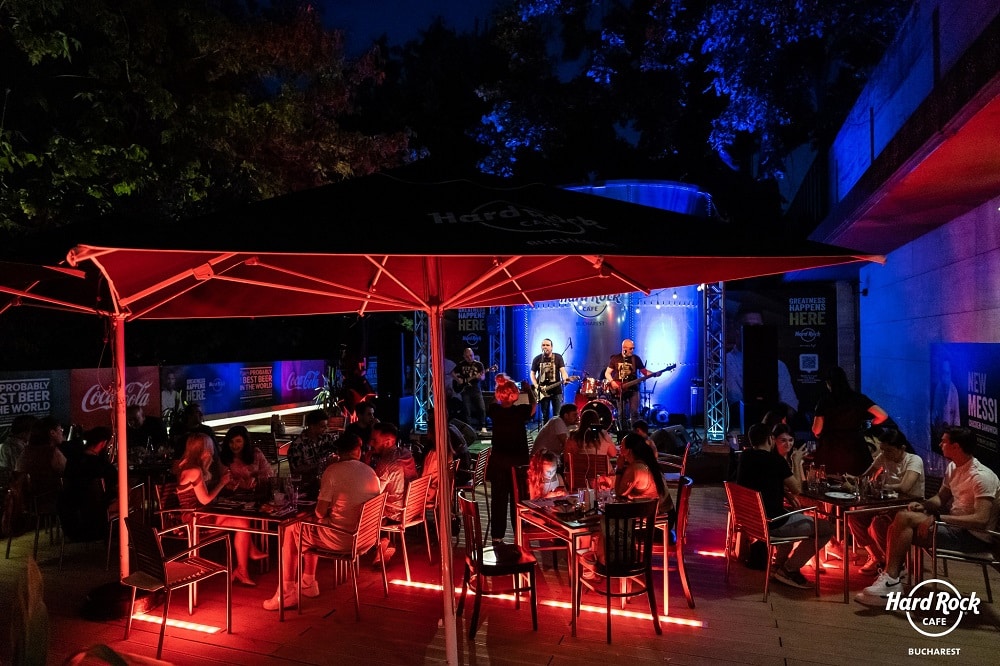 concert live pe terasa Hard Rock Cafe - restaurante cu muzica live