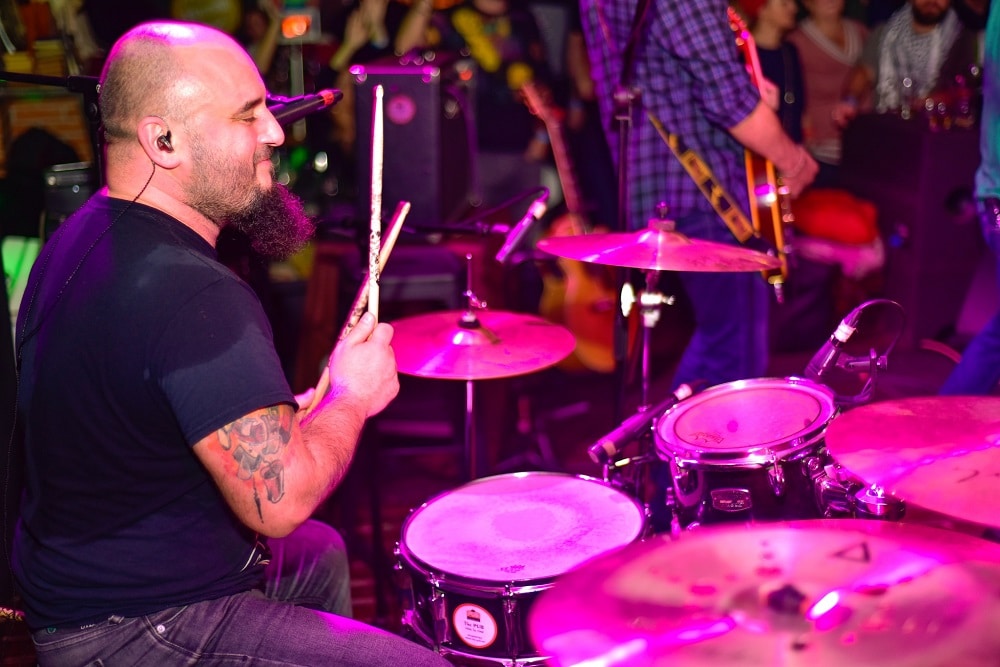 prim plan cu un tobosar care bate la tobe