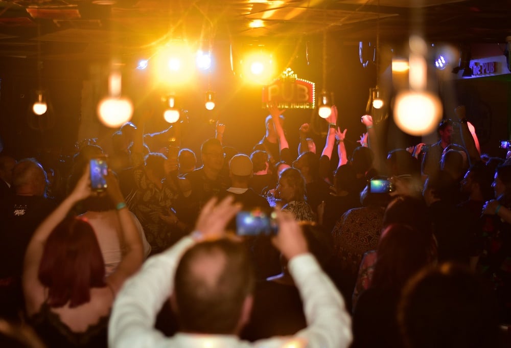 imagine de ansamblu cu publicul de la The Pub Universitătii la concert